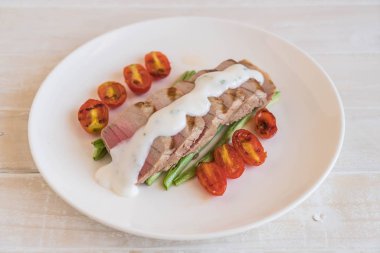 Tuna biftek salatası ile