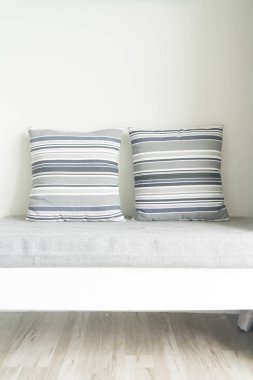 Oturma odasında kanepe dekorasyon güzel yastık 