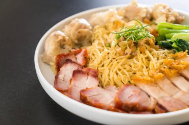 Yumurta noodle kırmızı kızarmış domuz, gevrek domuz eti, köfte ve çorba ile 