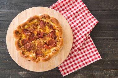 Ev yapımı biberli Pizza ahşap plaka üzerinde