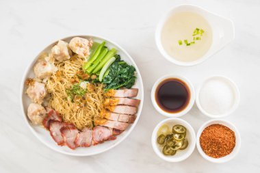 Yumurta noodle kırmızı kızarmış domuz, gevrek domuz eti, köfte ve çorba ile 