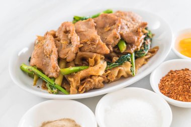 soya sosu ve domuz kızarmış noodle 