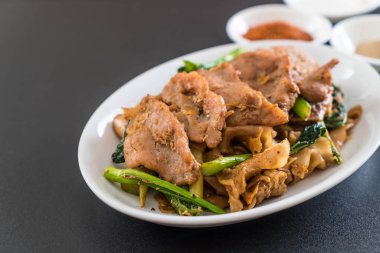 soya sosu ve domuz kızarmış noodle 