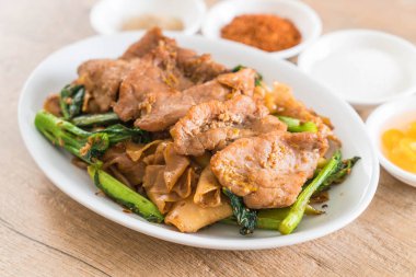 soya sosu ve domuz kızarmış noodle 