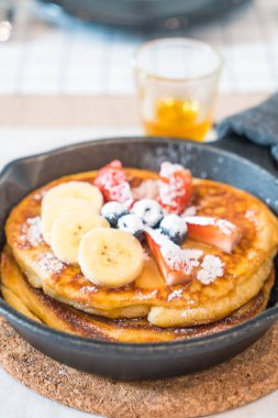 taze çilek yaban mersini ve muz ile gözleme 