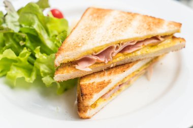 Jambonlu peynirli sandviç