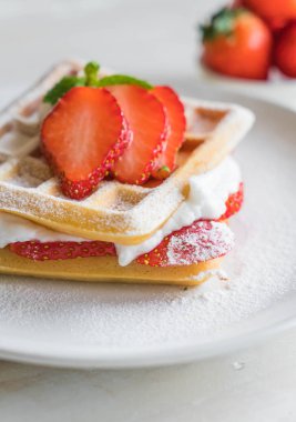 ahşap üzerine çilek ile waffle