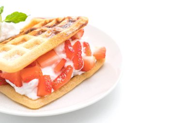 çilek beyaz ile waffle