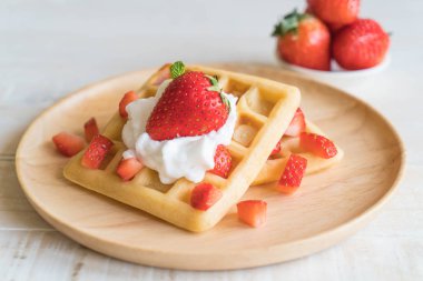 ahşap üzerine çilek ile waffle