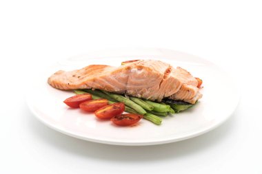 beyaz üzerine Somon ızgara biftek