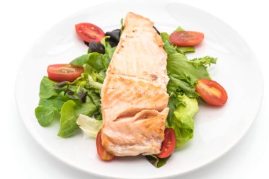 beyaz üzerine Somon ızgara biftek