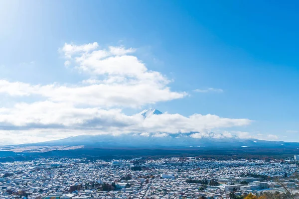 Kawaguchiko şehir manzarası ile kar 