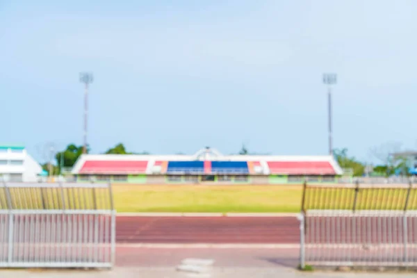 Футбольный стадион с голубым небом — стоковое фото