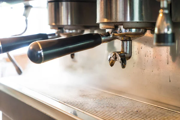 Bir kafede espresso yapan profesyonel kahve makinesi.