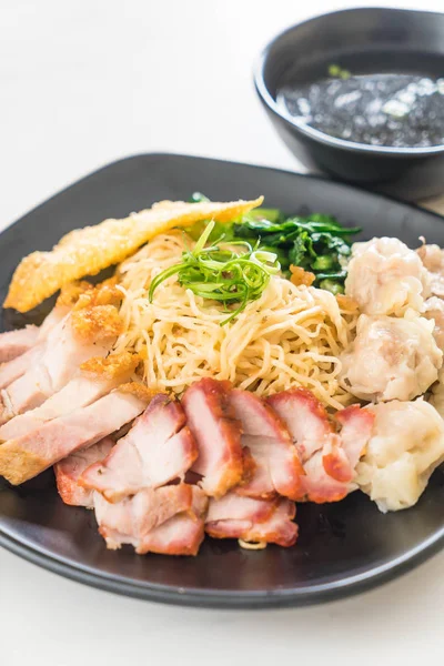 Yumurta noodle kırmızı kızarmış domuz, gevrek domuz eti, köfte ve çorba ile 