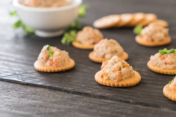 ton balıklı kraker ile yayıldı