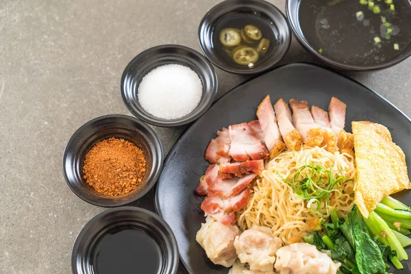 Yumurta noodle kırmızı kızarmış domuz, gevrek domuz eti, köfte ve çorba ile 