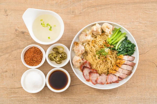 Yumurta noodle kırmızı kızarmış domuz, gevrek domuz eti, köfte ve çorba ile 