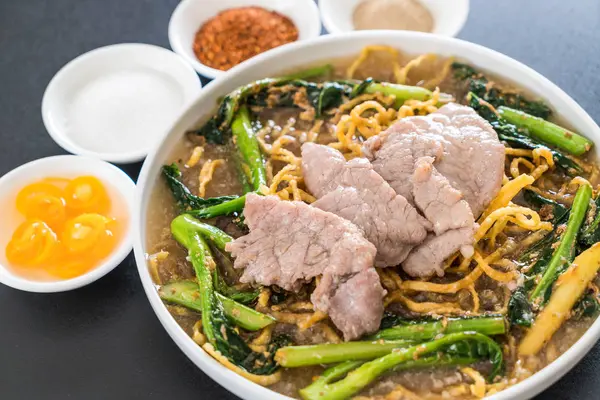 中国ブロッコリーと豚肉とシャキッとした卵麺 — ストック写真