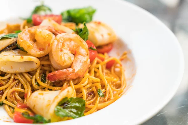 tavada kızartılmış Baharatlı deniz mahsulleri spagetti 