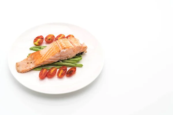 Bife de salmão grelhado em branco — Fotografia de Stock