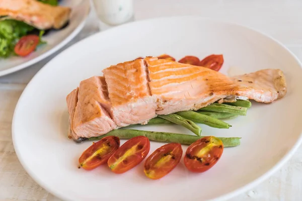 Bife de salmão grelhado — Fotografia de Stock