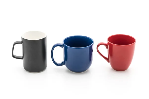 Ensemble de tasses noires, rouges et bleues sur blanc — Photo