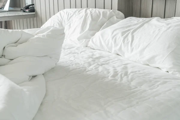 Rumpled κρεβάτι με λευκό βρώμικο μαξιλάρι διακόσμησης στο υπνοδωμάτιο — Φωτογραφία Αρχείου
