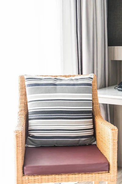 Kanepe oturma Interio dekorasyonda güzel lüks yastık