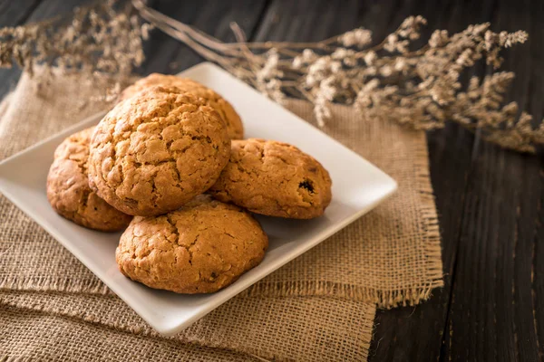 yulaf ezmesi kuru üzüm kurabiyeleri ahşap üzerine