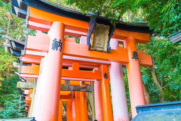 Červená tori s bránou na fushimi inari shrine v Kjótu, Japonsko. — Stock fotografie