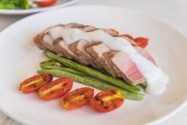 Tuna biftek salatası ile