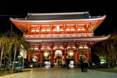 Tokyo, Japonya - 15 Kasım 2016: kalabalık insanlar için Buddh başlık