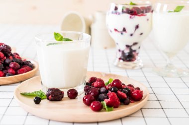 karışık meyveli Yoğurtlu