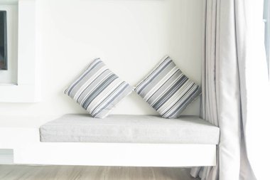 Oturma odasında kanepe dekorasyon güzel yastık 