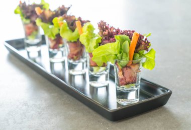 pastırma ile salata rulo