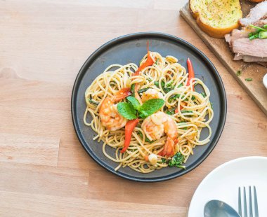 karides tavada kızartılmış acılı spagetti 