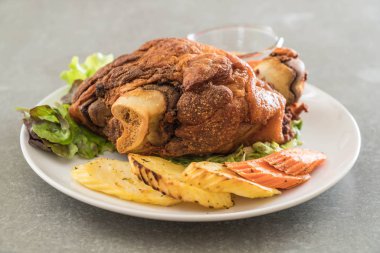 Gevrek domuz knuckle veya Alman domuz Hocks