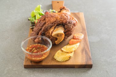 Gevrek domuz knuckle veya Alman domuz Hocks