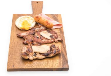 ahşap plaka üzerinde ızgara biftek mix