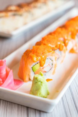 Somon suşi roll