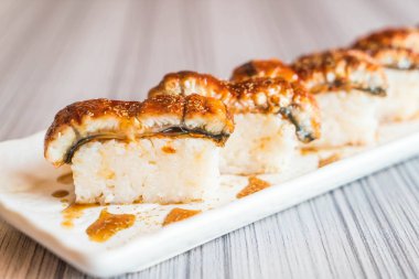 yılan balığı (unagi suşi)