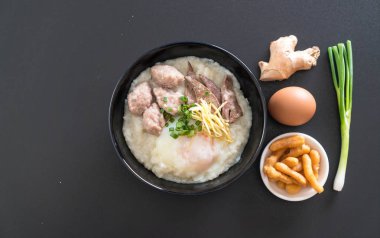 domuz eti ve yumurta ile pirinç lapası