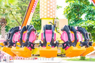 Renkli lunapark treni koltuk eğlence parkı 