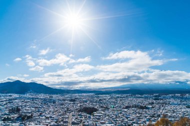Kawaguchiko şehir manzarası ile kar 