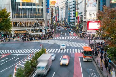 Tokyo, Japonya, 17 Kasım 2016: Shibuya Crossing, şehir sokak ile