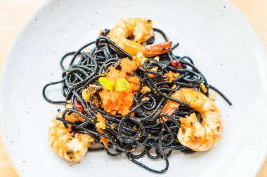 siyah spagetti karides