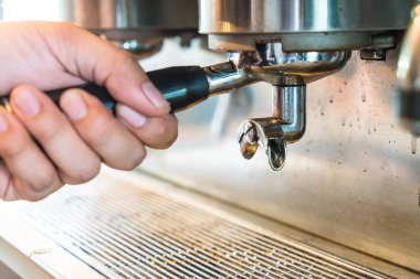 Bir kafede espresso yapan profesyonel kahve makinesi.