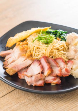 Yumurta noodle kırmızı kızarmış domuz, gevrek domuz eti, köfte ve çorba ile 