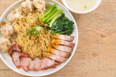 Yumurta noodle kırmızı kızarmış domuz, gevrek domuz eti, köfte ve çorba ile 